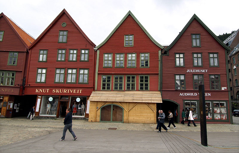 右に傾いでいる洋装店'KNUT SKURTVEIT'