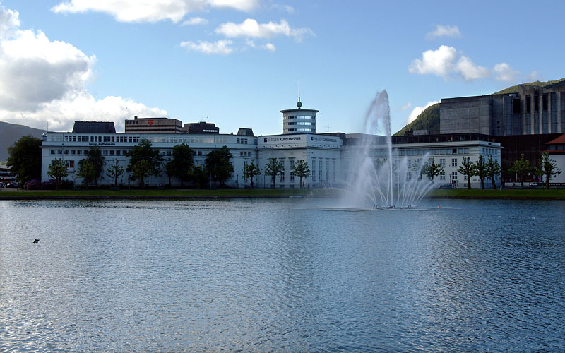 噴水のそばのベルゲン美術館