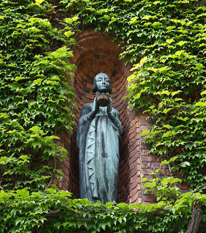 冠を持つ聖女（中庭入口上部）