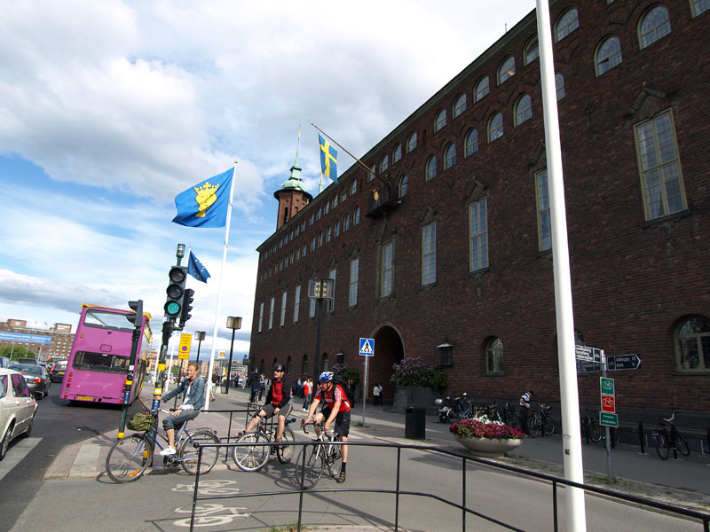 市庁舎と自転車道路