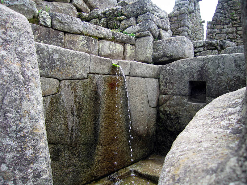 「太陽の神殿」下部の墳墓