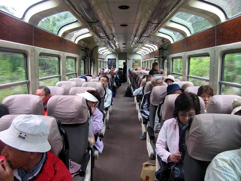 天井にも窓のある観光列車「ビスタドーム」