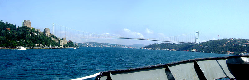 ルメリ・ヒサル（左）と第２ボスポラス橋