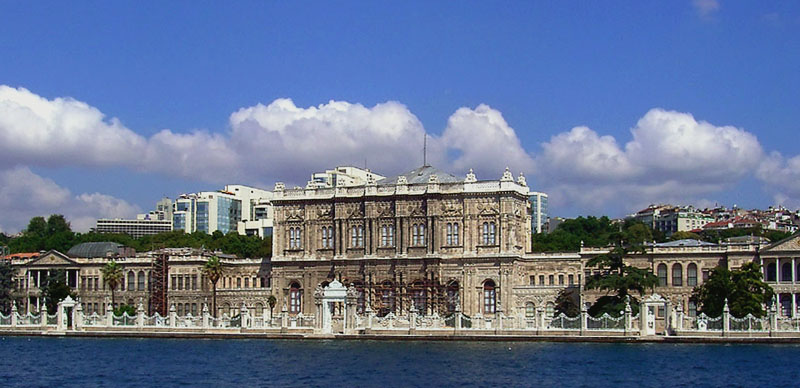 海峡に面するドルマバフチェ宮殿