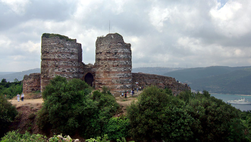 アナドル・カヴァウの巨大な要塞