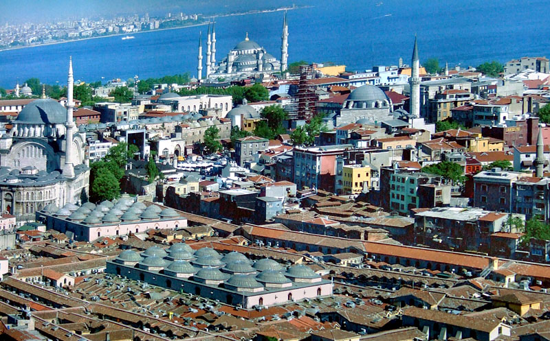 巨大なモスクなど歴史的建造物が建ち並ぶイスタンブール旧市街