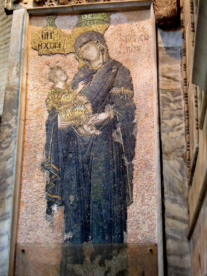 支柱に描かれた聖母子のモザイク画