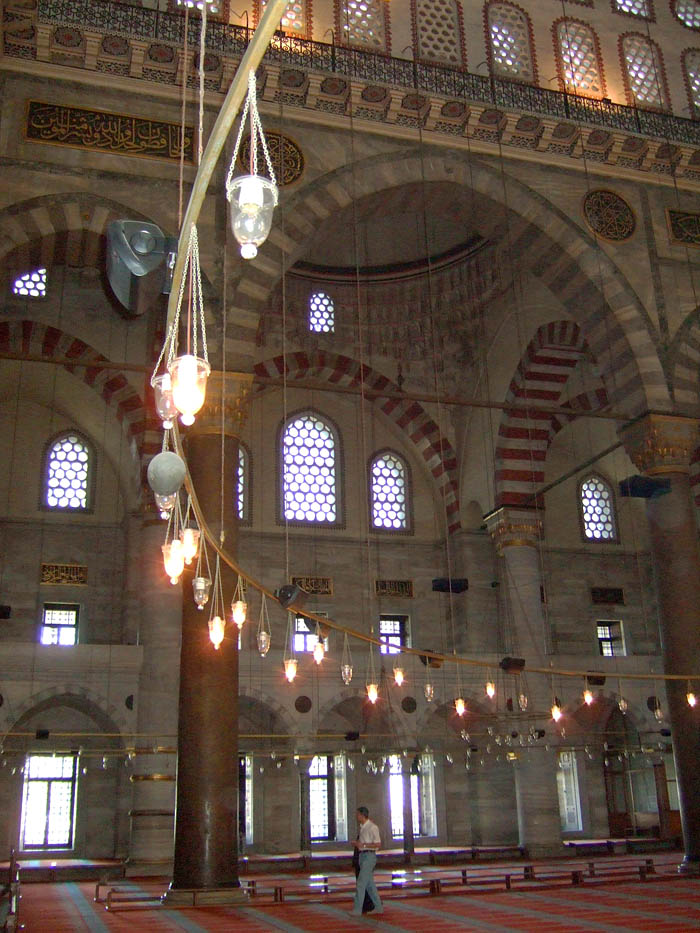広大なモスクの内部
