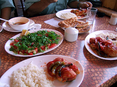 トルコ料理の並ぶテーブル１