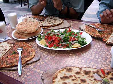 トルコ料理の並ぶテーブル２