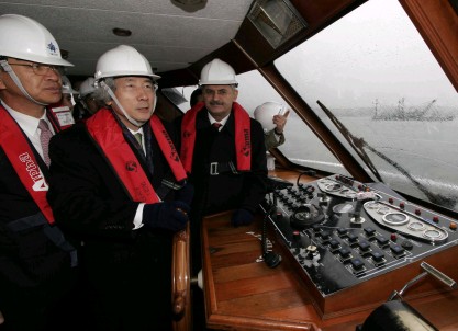 ボスポラス海峡の作業現場を視察される小泉首相