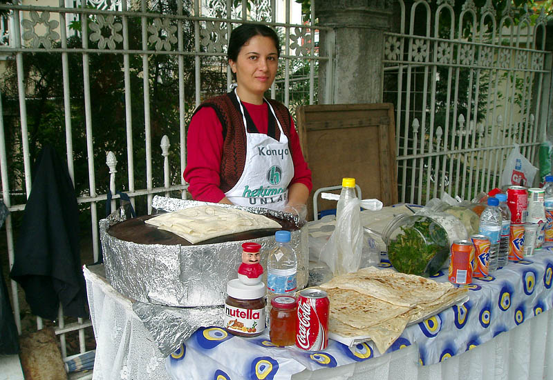 トルコ版クレープのヨズレメを焼く綺麗な女性