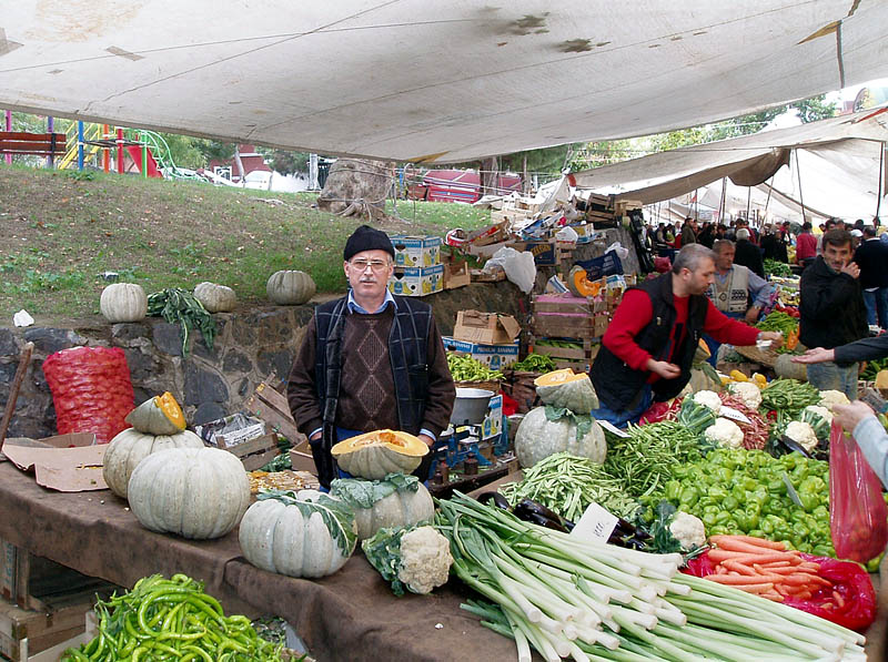 日本と同じような野菜が並ぶ露店市場