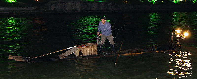 魚を吐き出させて魚籠に入れる