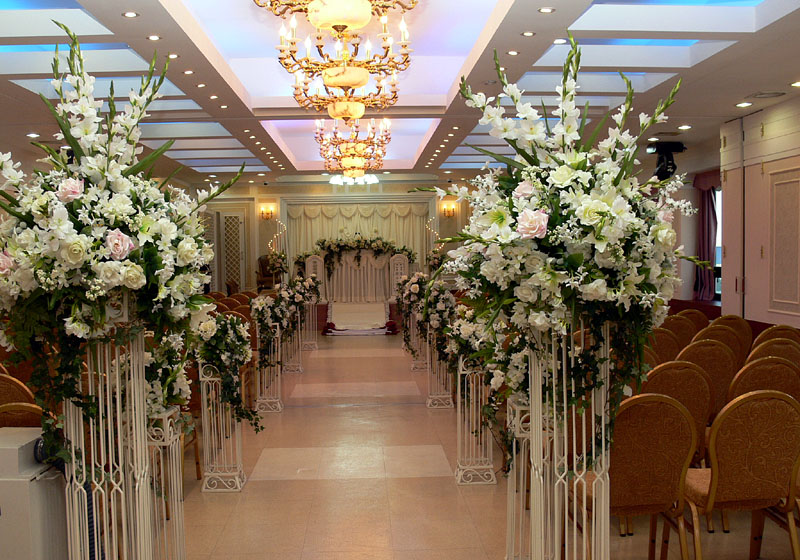 花で飾られた椅子席のみの結婚式場