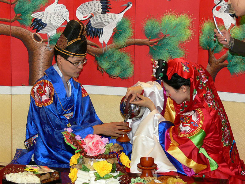 新婦が新郎にお酌