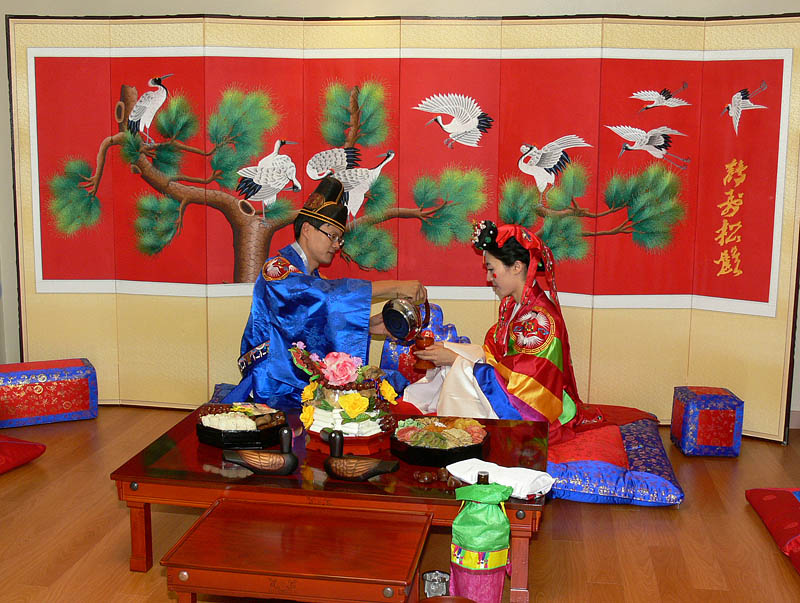 新郎が新婦にお酌