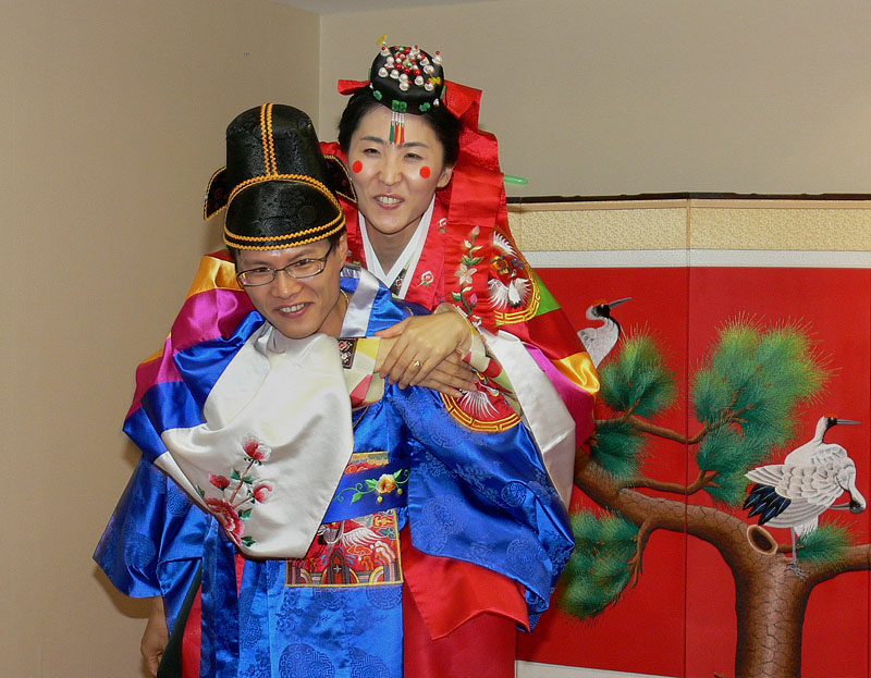 新婦を背負う新郎