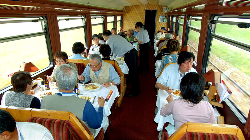 食堂車を借り切った昼食