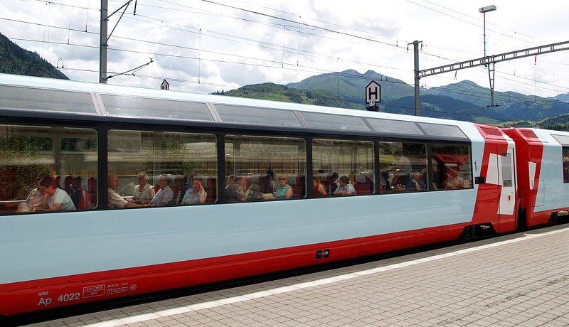 スイス国旗をデザインした新型車両の一等車