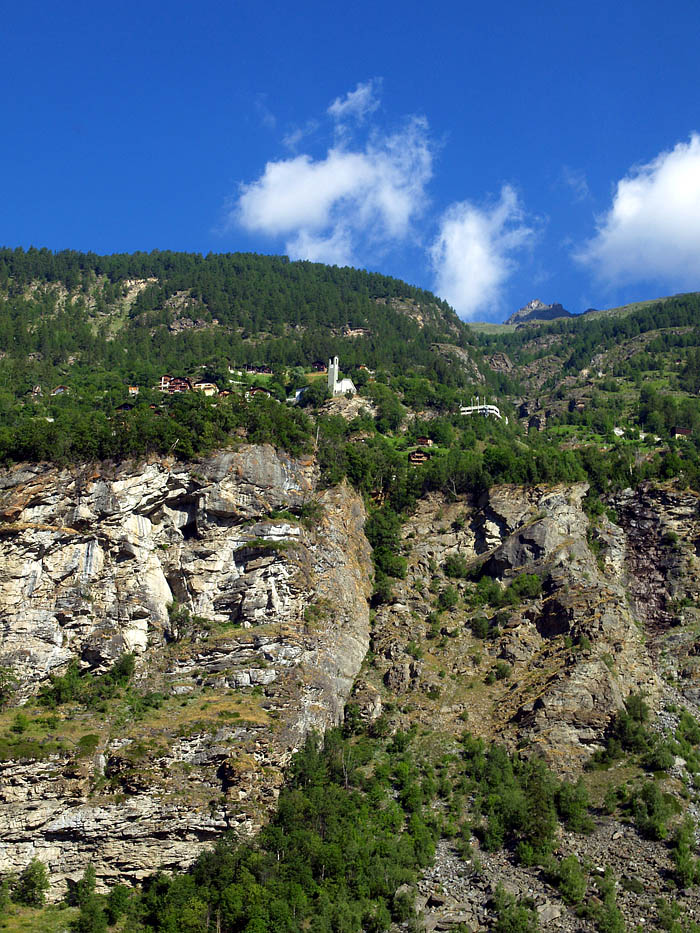 険しい断崖の上にある村の教会