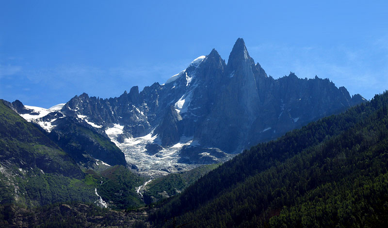 ひときわ尖った頂を見せるドリュ針峰(双耳峰)(3,754m)