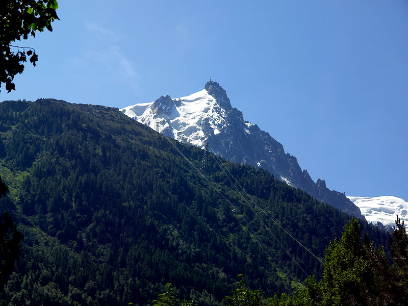尖塔の建つエギーユ・デュ・ミディ(ミディ針峰)(3,842m)