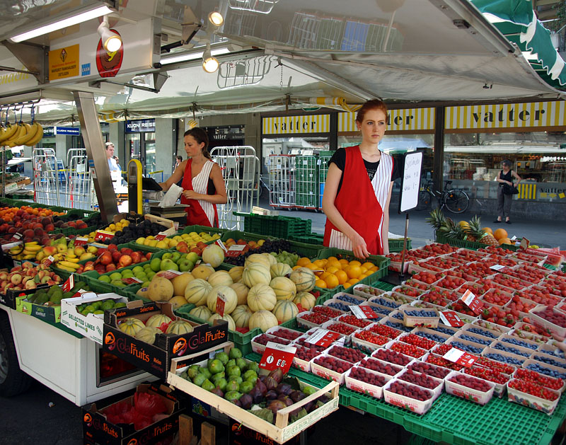 豊富な果物が並ぶベルンの路上マーケット