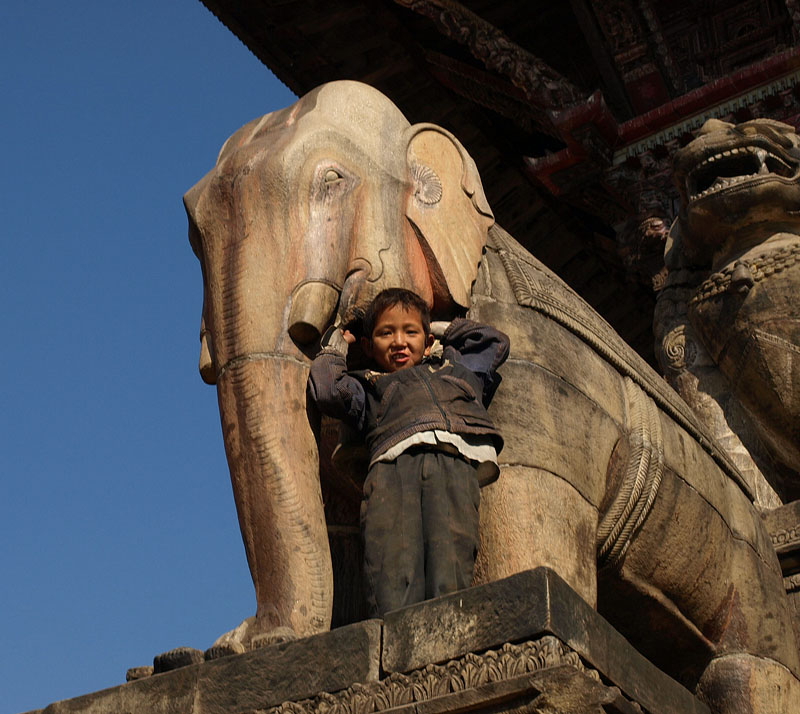 像と少年