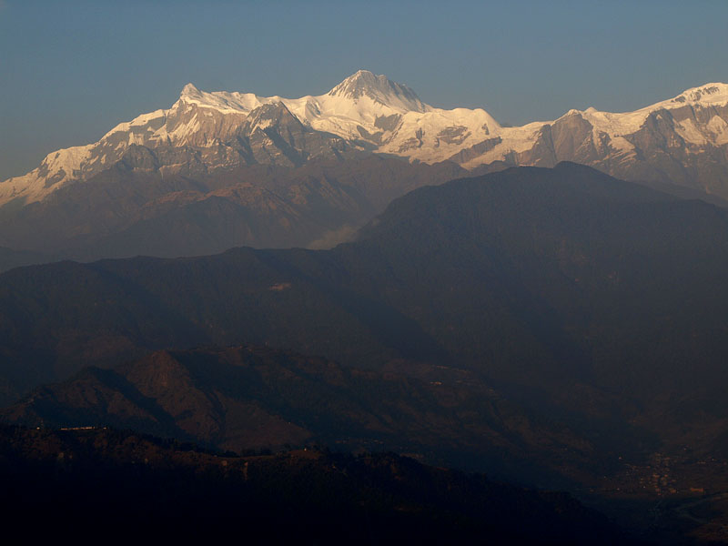 アンナプルナIV峰（7,525m）（左）とアンナプルナII峰（7,937m）