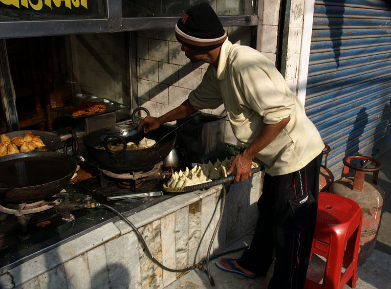 焼き餃子のようなモモ売り