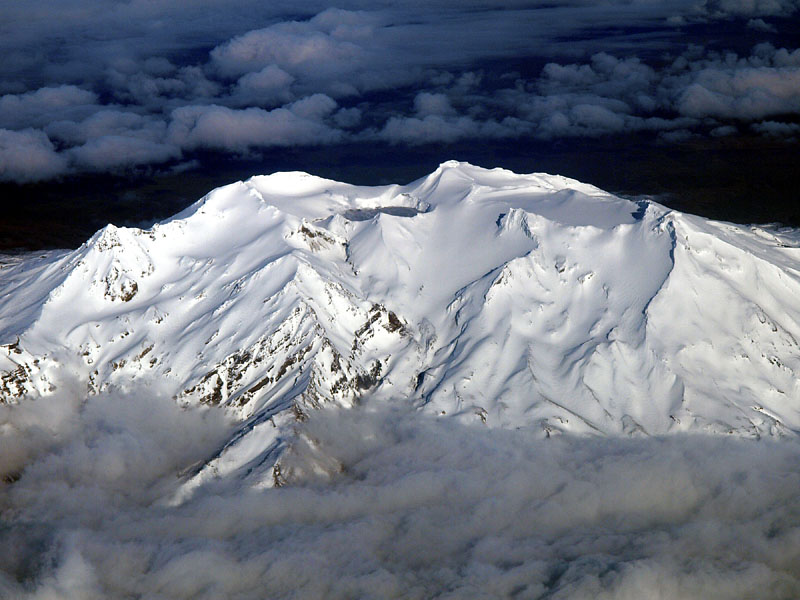 火山湖を持つトンガリロ山(1967m)