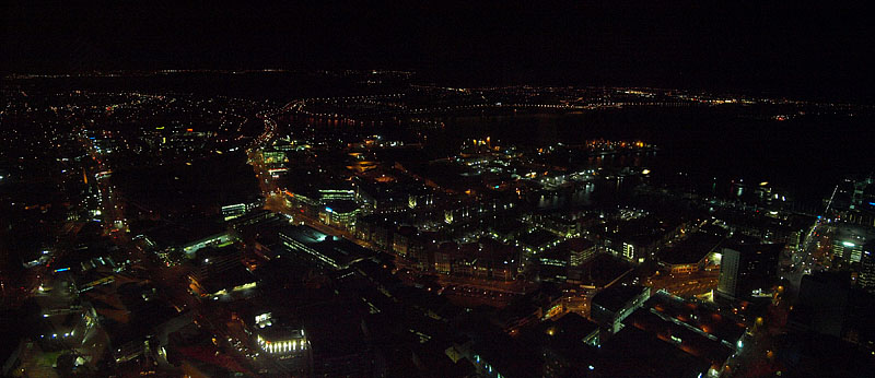 スカイ・タワーから見たオークランドの夜景/ハーバー・ブリッジ方面