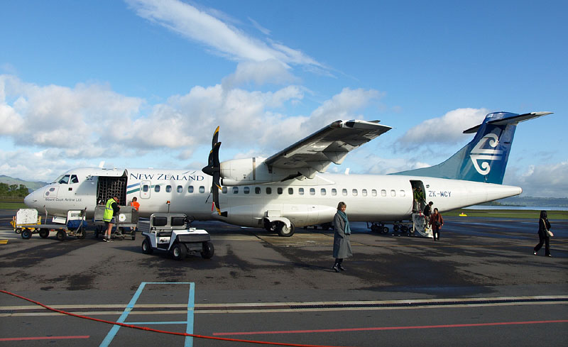 ロトルア空港に着陸した双発機 ATR72-500