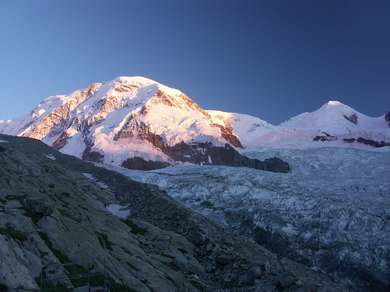 午後9時前夕日に赤く染まったリスカム(4,527m)