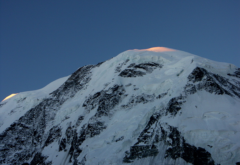 リスカム(4,527m)のほのかな山頂光