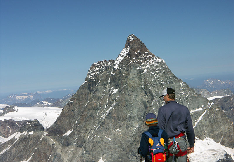 西方に聳えるマッターホルン(4,478m)