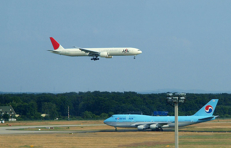 フランクフルト空港に着陸するJL407便/BOING777-300機
