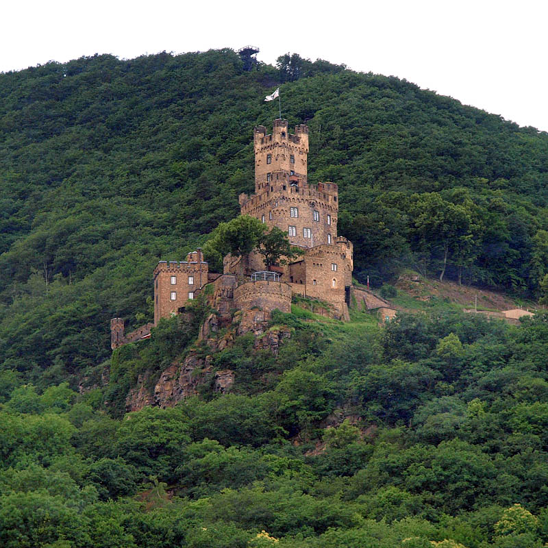 山の中腹に建つソーネック城(左岸)