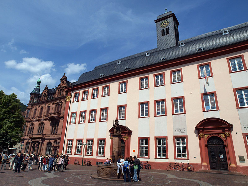 ハイデルベルク大学の旧校舎(左)と博物館/大学広場