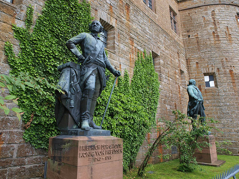 稜堡に並ぶ歴代プロイセン王の銅像