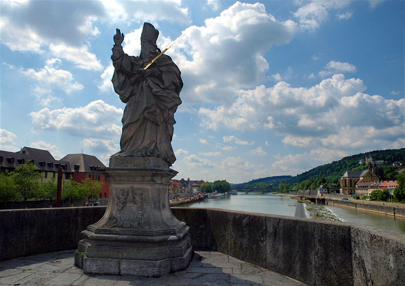 ヴュルツブルクの守護聖人キリアンの像