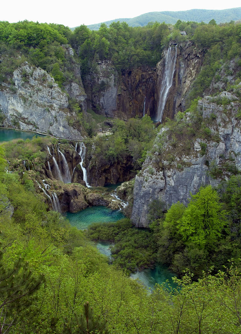無数の滝と緑の湖水/プリトヴィツェ湖（クロアチア）