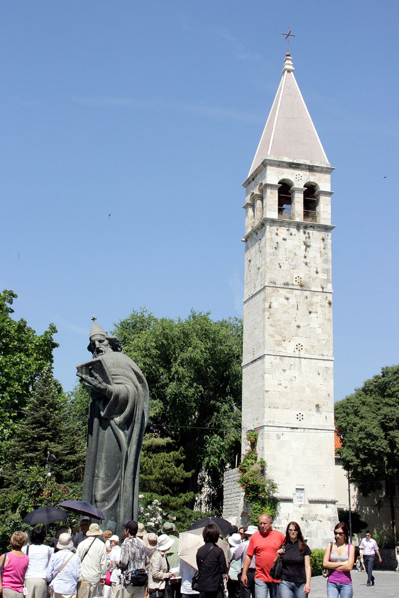 グルグール司教の像