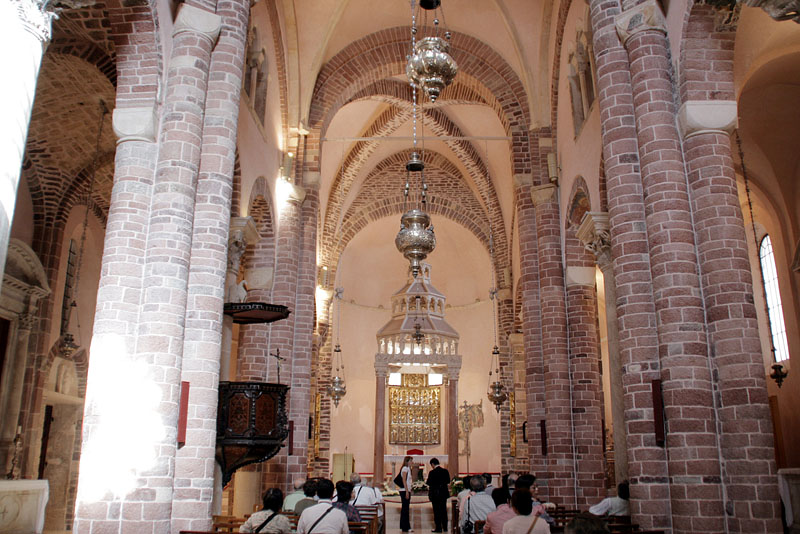 聖トリフォン大聖堂の内部