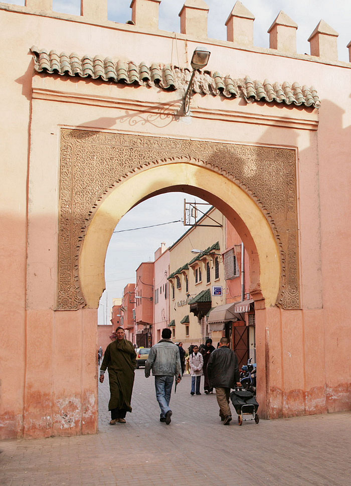 12世紀の門をくぐりメディナ（旧市街）へ