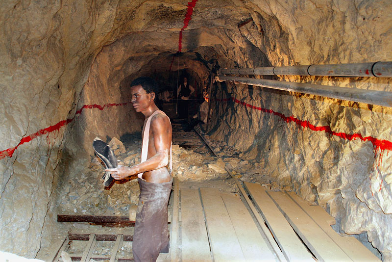 金鉱で働く坑夫