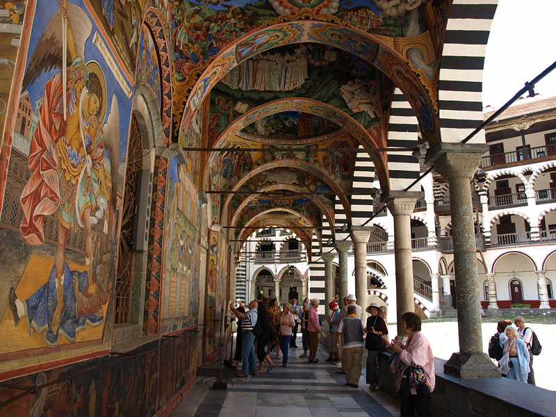 フレスコ画で飾られた聖母誕生教会の回廊