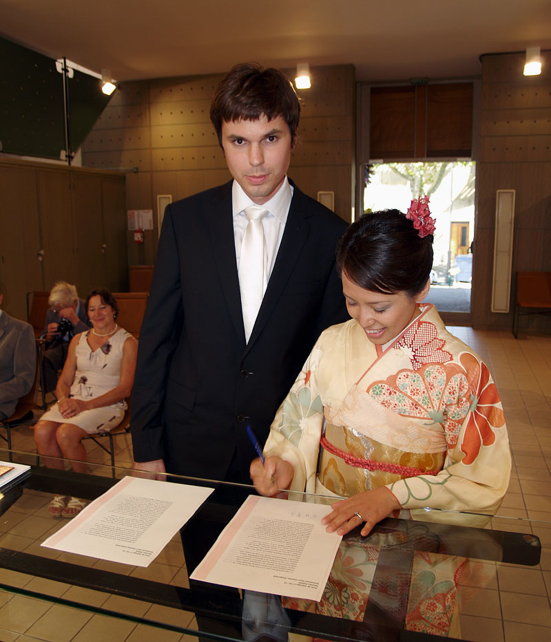 婚姻契約書にサインする二人