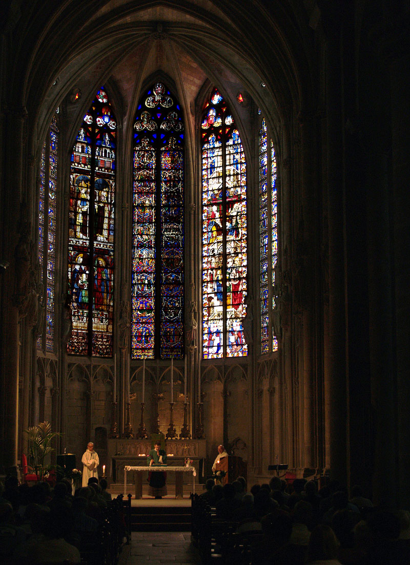 青を基調としたステンドグラスが美しいサン･ナゼール旧大聖堂